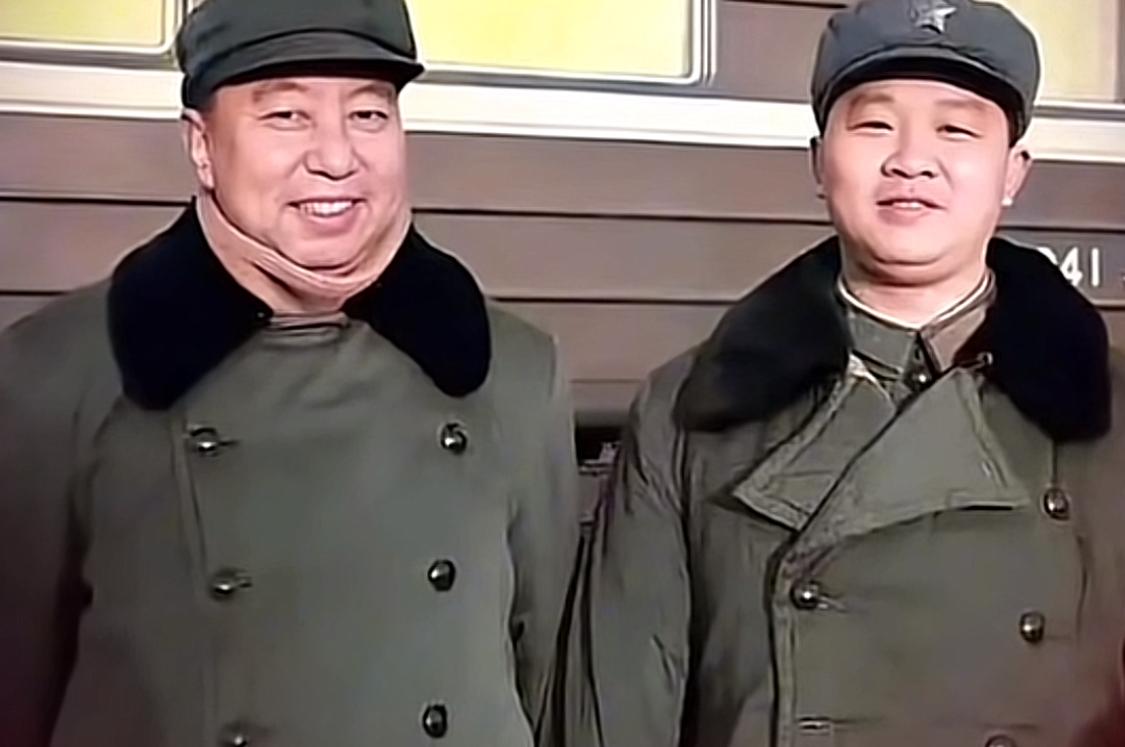1981年，华国锋退下来后，组织部门专门找到他的秘书曹万贵，桌上摊着好几份调令，