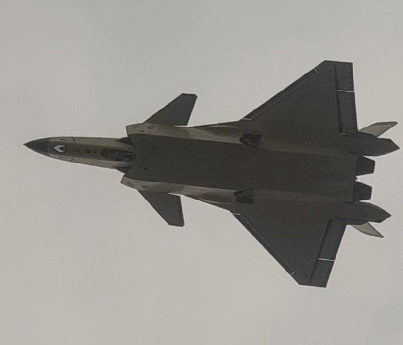 J-20完全体来了！搭载量产型WS-15发动机的歼-20A战机与机身完美契合，与