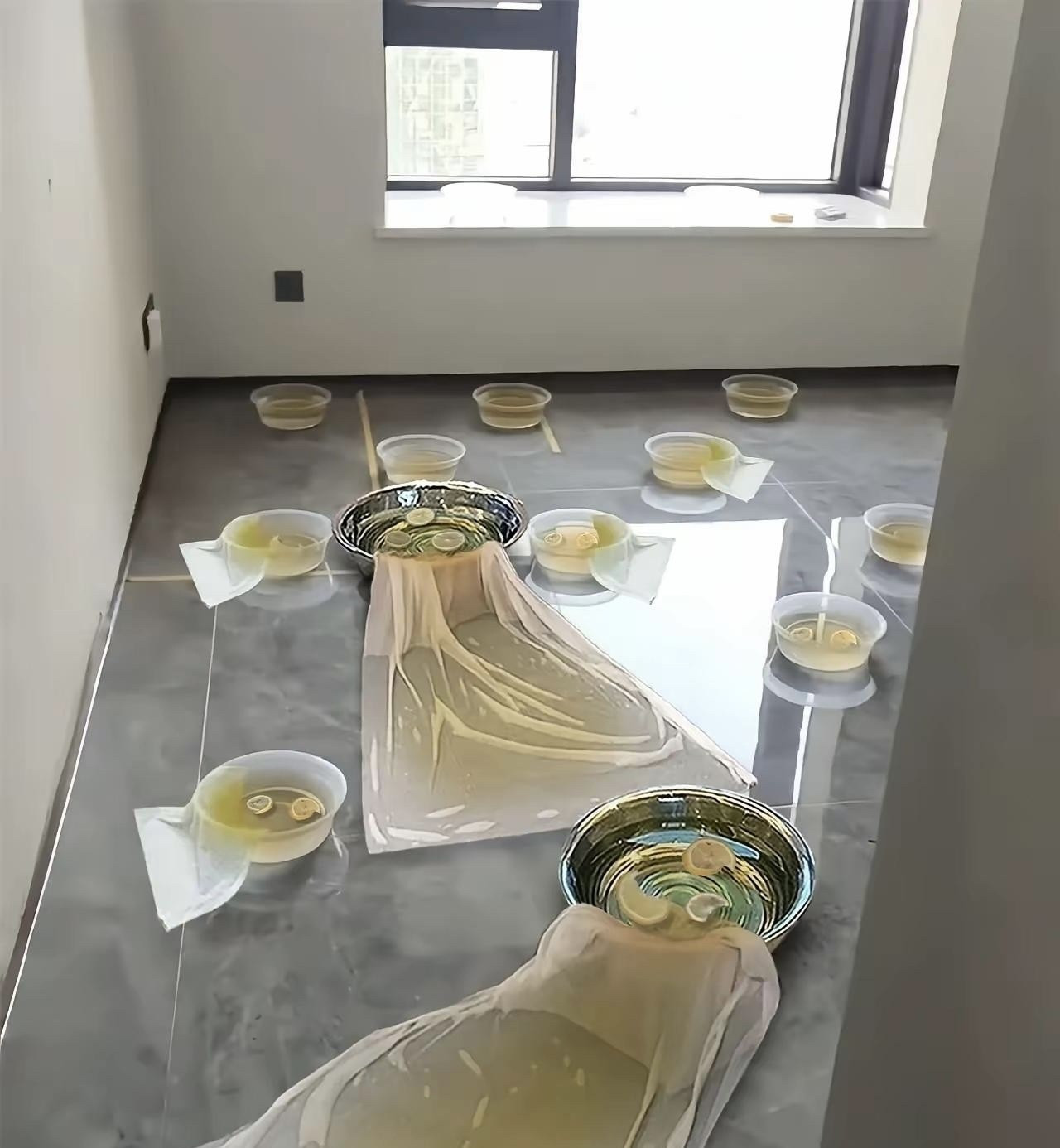 今天去朋友家看装修的新房子，走进屋子看到这一幕我顿时傻眼了！这是什么呀？地上这