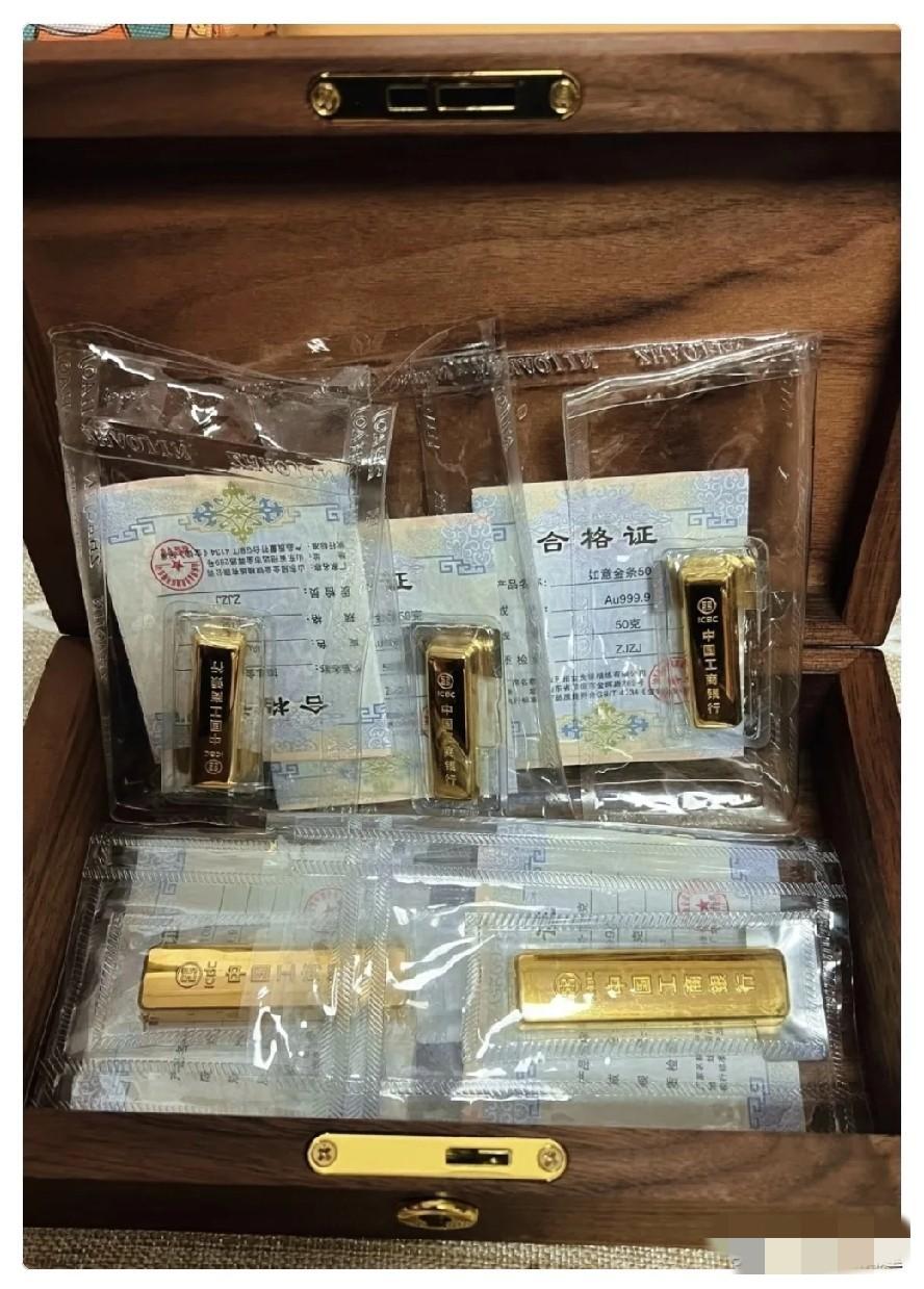 这几天盯盘金价，心肝脾肺肾都要跟着颤。前阵子贸易战打得火热，各路专家都预测金