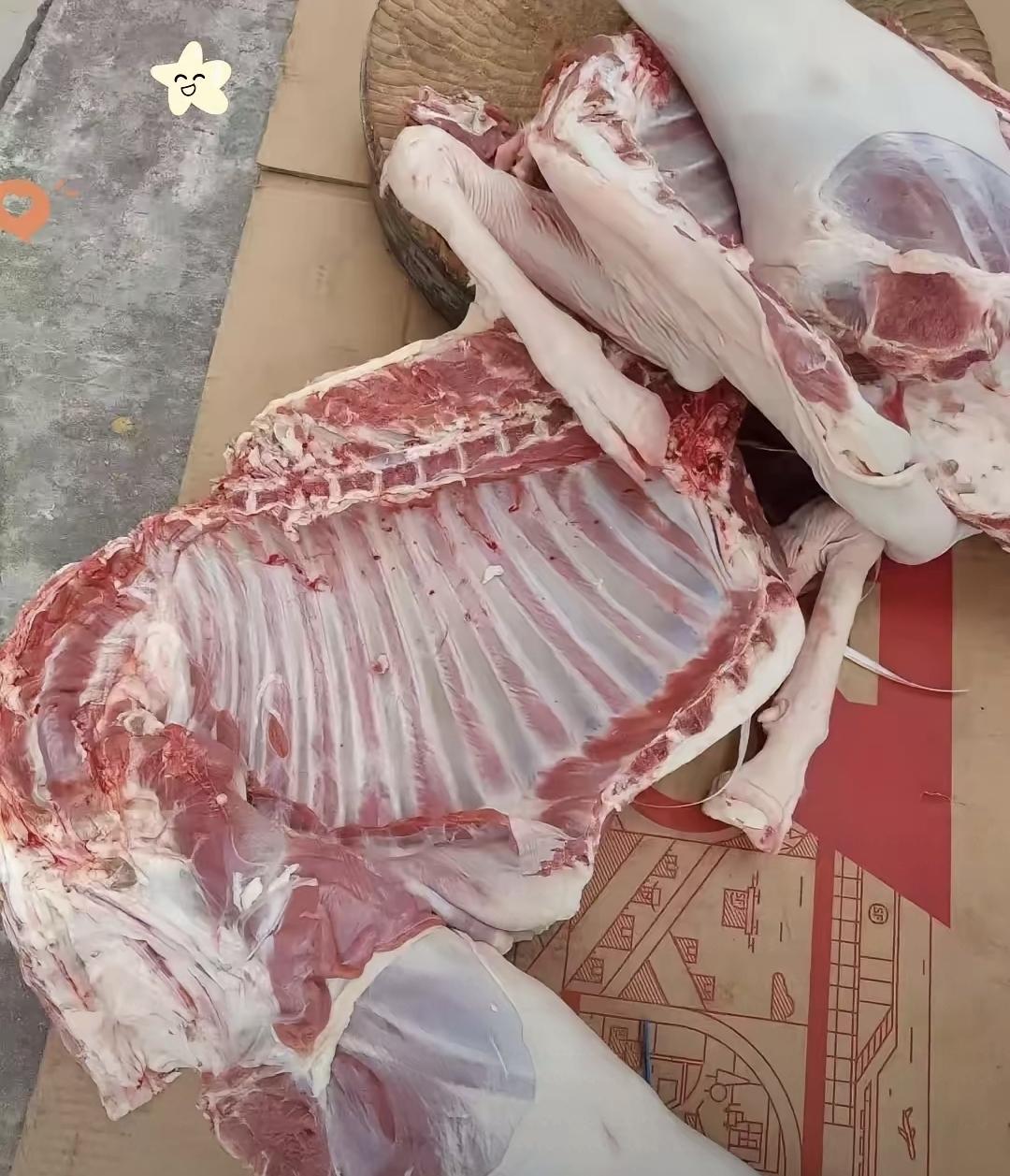 最近杀头黑山羊算了下账，真心吓一跳。活羊86斤按16块收，光本钱就花了1376。