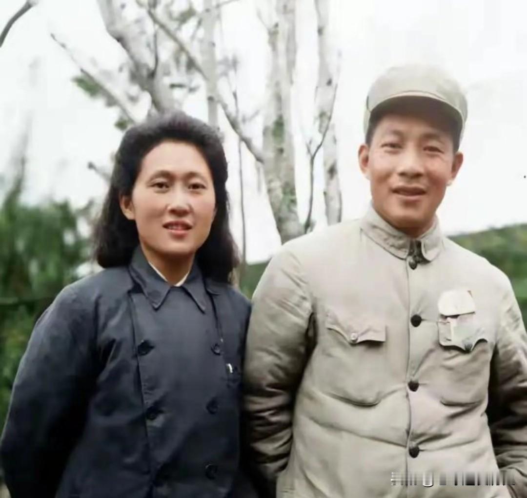 这是上世纪40年代，陈丕显与夫人谢志成的珍贵合影。照片中的陈丕显身着军装、头戴