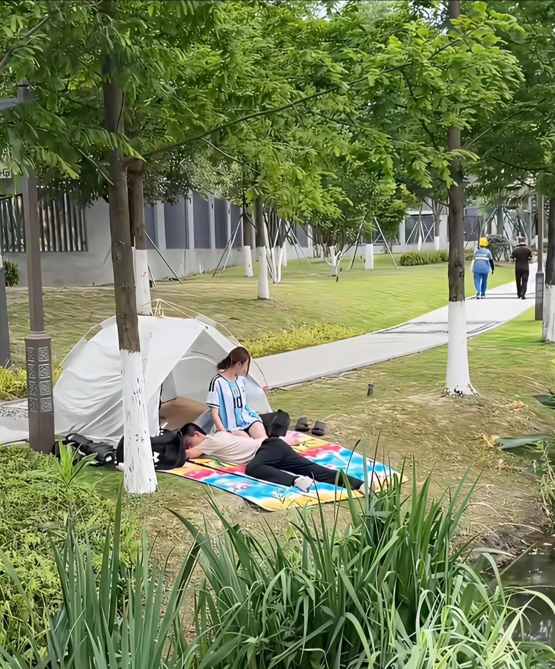 他俩到底是什么关系？看着不像是两口子