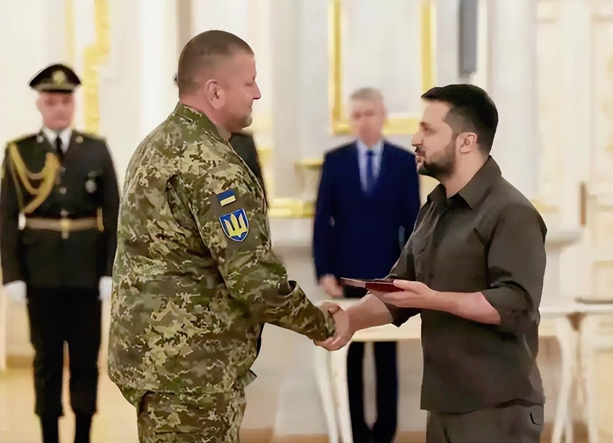 泽连斯基麻烦大了，眼看就要干不下去，新总统很可能就是扎卢日内，这可不光是乌克兰自