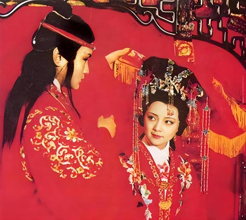 薛宝钗是心甘情愿嫁给贾宝玉的吗?当然啊，你以为她是林黛玉吗？薛宝钗和林黛