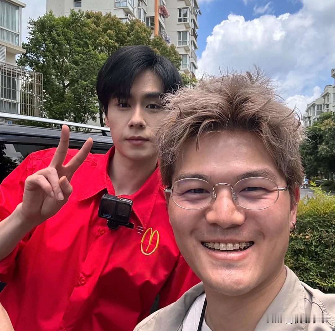 男星胡一天去送外卖被偶遇，身材高挑，长相帅气，好像大学生去做兼职，真的太养眼了！