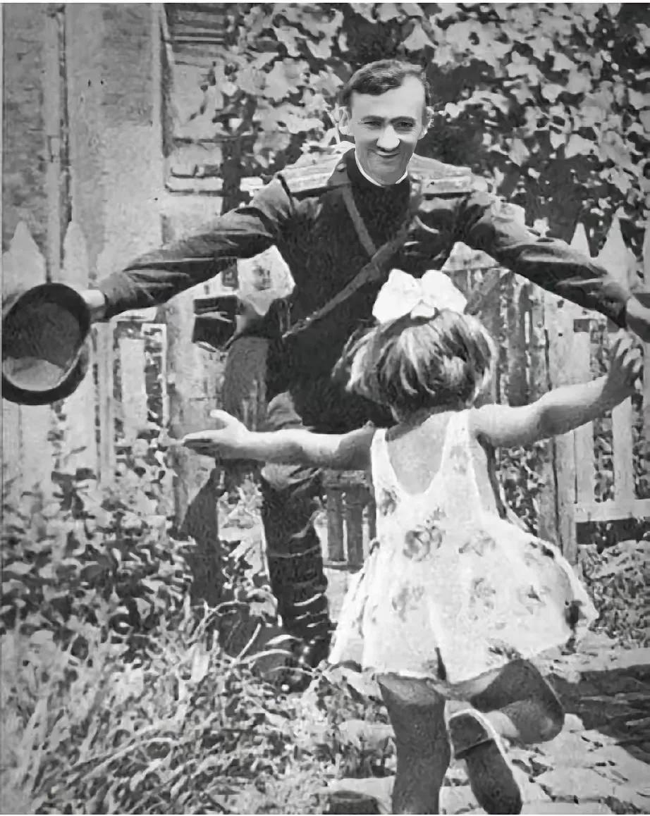 这张照片是1945年二战结束，一位苏联士兵回到家乡，女儿奔跑着像一只小燕子飞来，