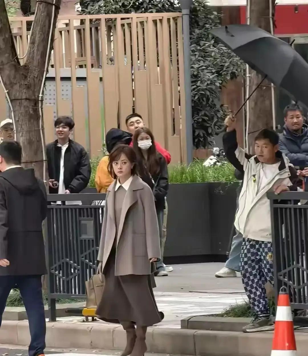 42岁孙俪的脸给你上一课：最顶级的抗老，和科技无关。拍到她的路人愣住了。卷发