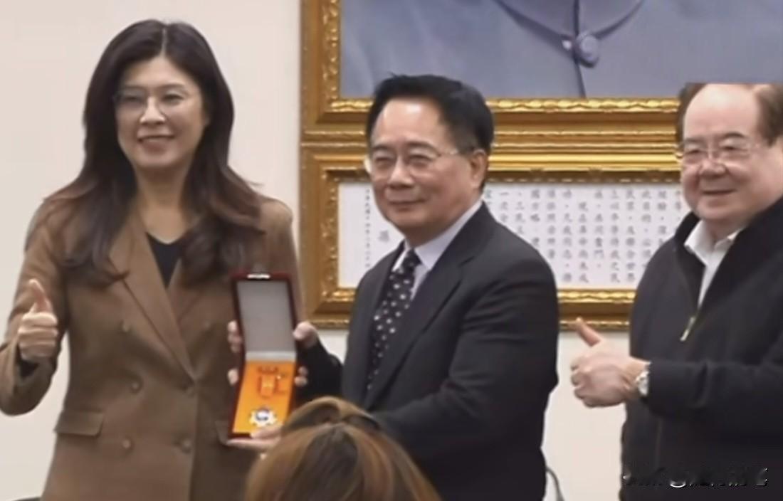 郑丽文上台以来给人最深的感受就是胸襟够大，不计较个人恩怨。在蔡正元入狱之前，