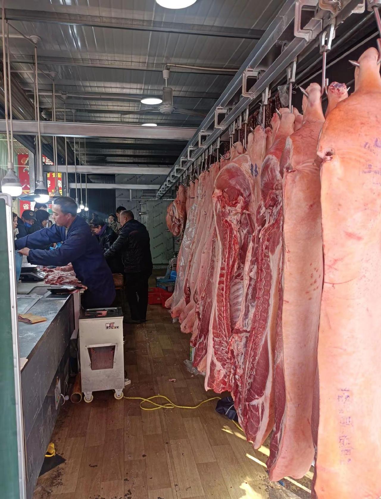老子在买肉，你们在干嘛，本想吟诗一首，可惜没文化，只能说一句我……人真多😂