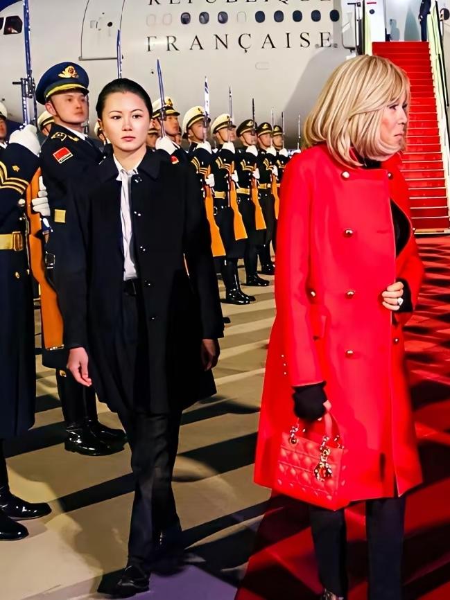 刚刚刷个头条，看到有人“紧急求助”，还以为发生啥意外了，却原来他看中了红衣女人身