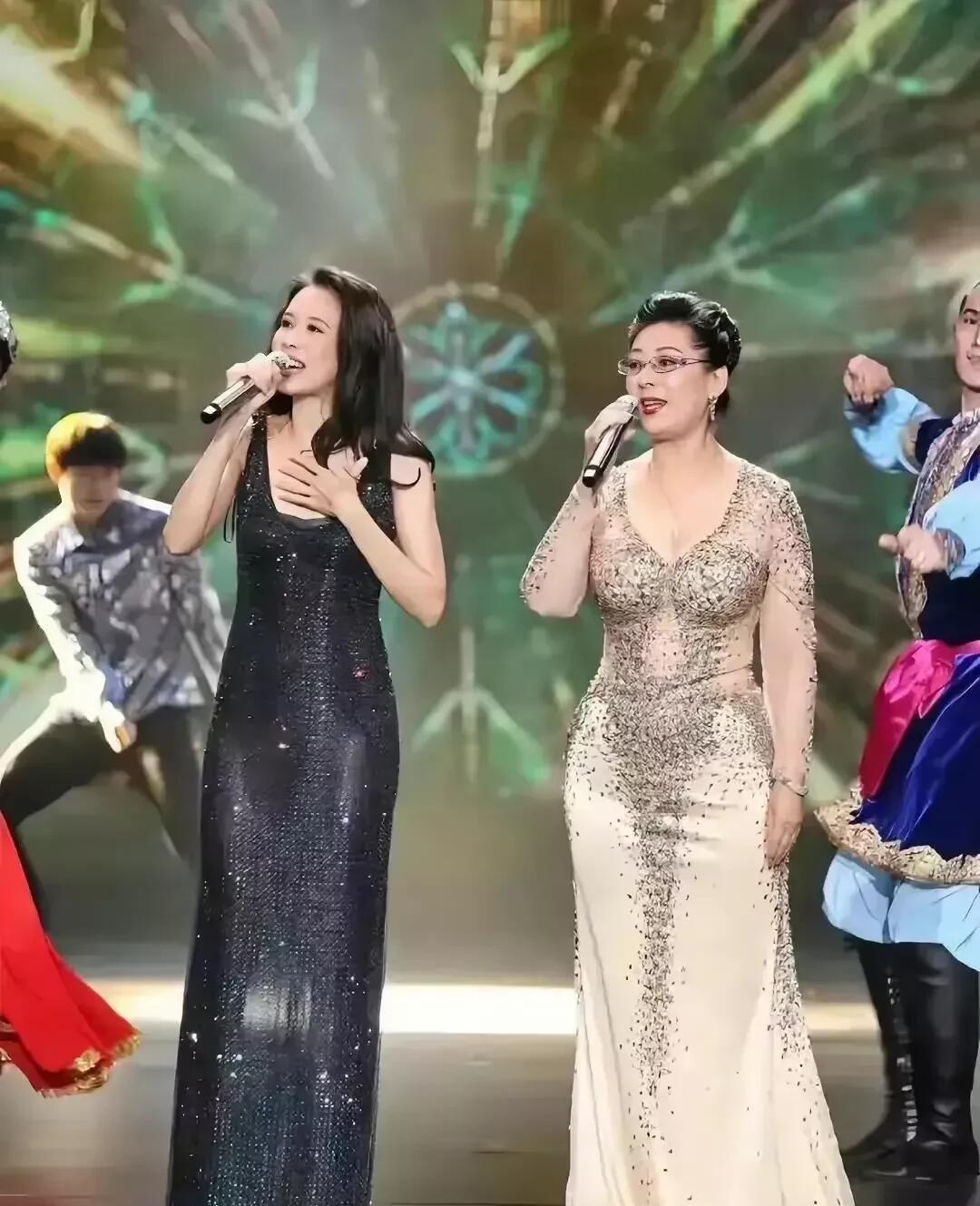 虽然关牧村是女中音歌唱家里很有实力的一个，但她的衣品真一般，特别是身上的这种风格