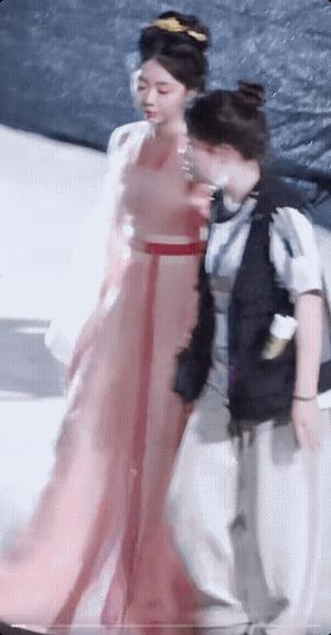 这是宁安公主吗？这漂亮的不敢认了，这身粉色汉服，穿的宁安粉粉嫩嫩的，这高腰的设计