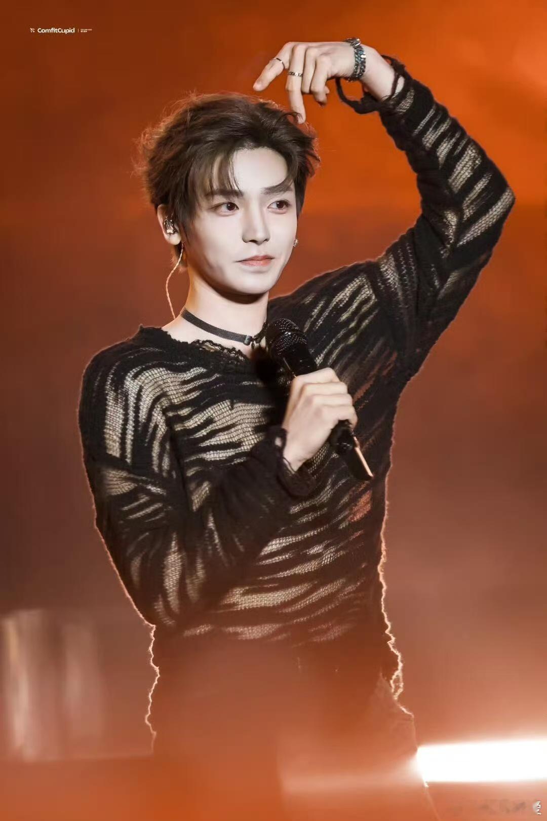 侯明昊那气场，真的是甜野交织，每一个细节都让人心动。黑色choker勾勒出完美锁