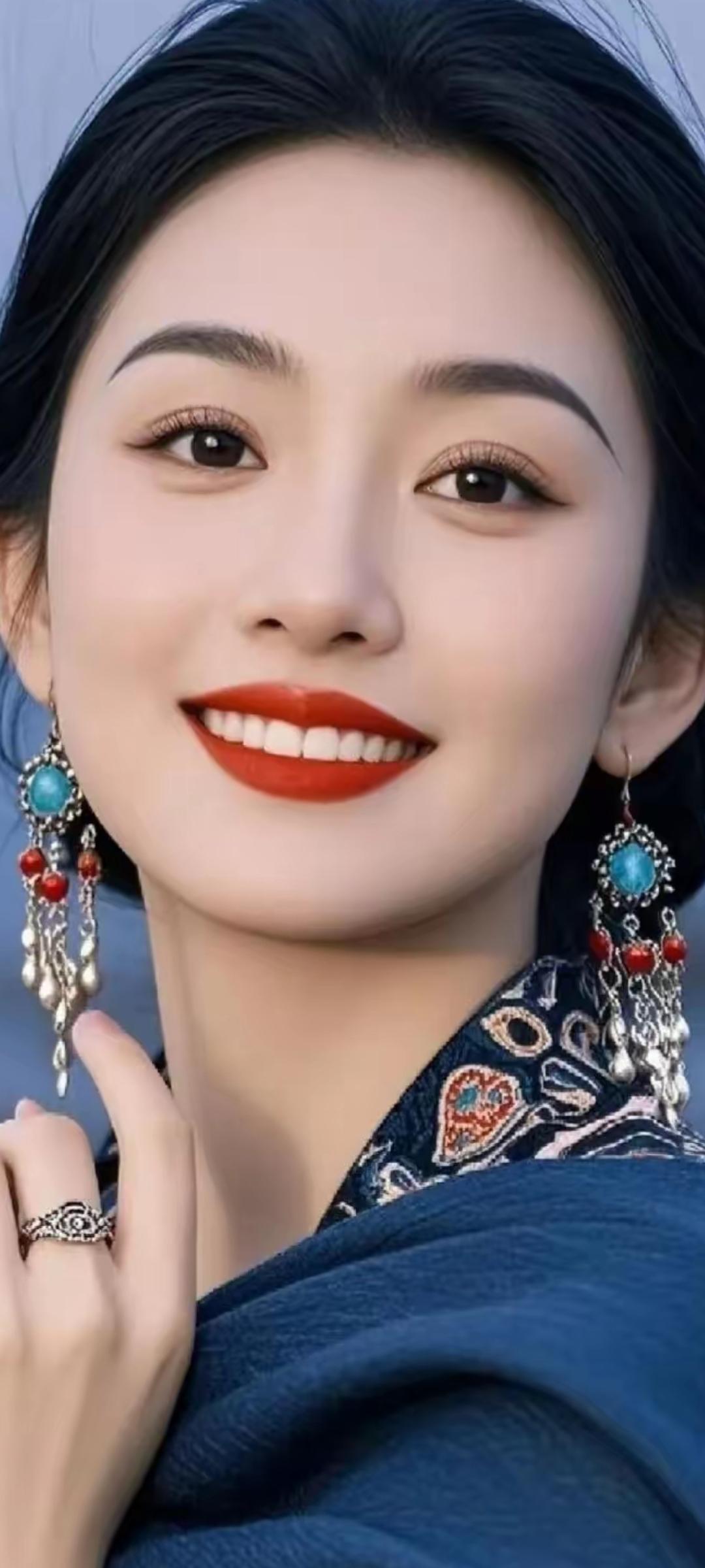 这位女士笑容甜美，佩戴着漂亮的耳环。