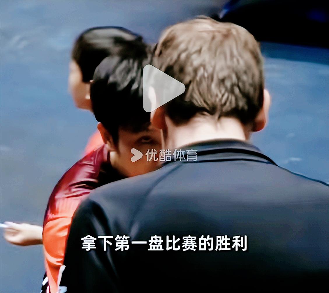 笑死我了！樊振东3:0拿下鲁伊斯，和对方教练握手的时候，大家看到教练的表情了吗？