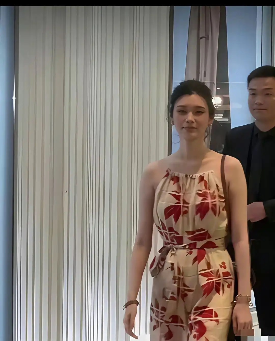 奚梦瑶唯一一件丑衣服，她那么完美的模特身材竟然有小肚子了