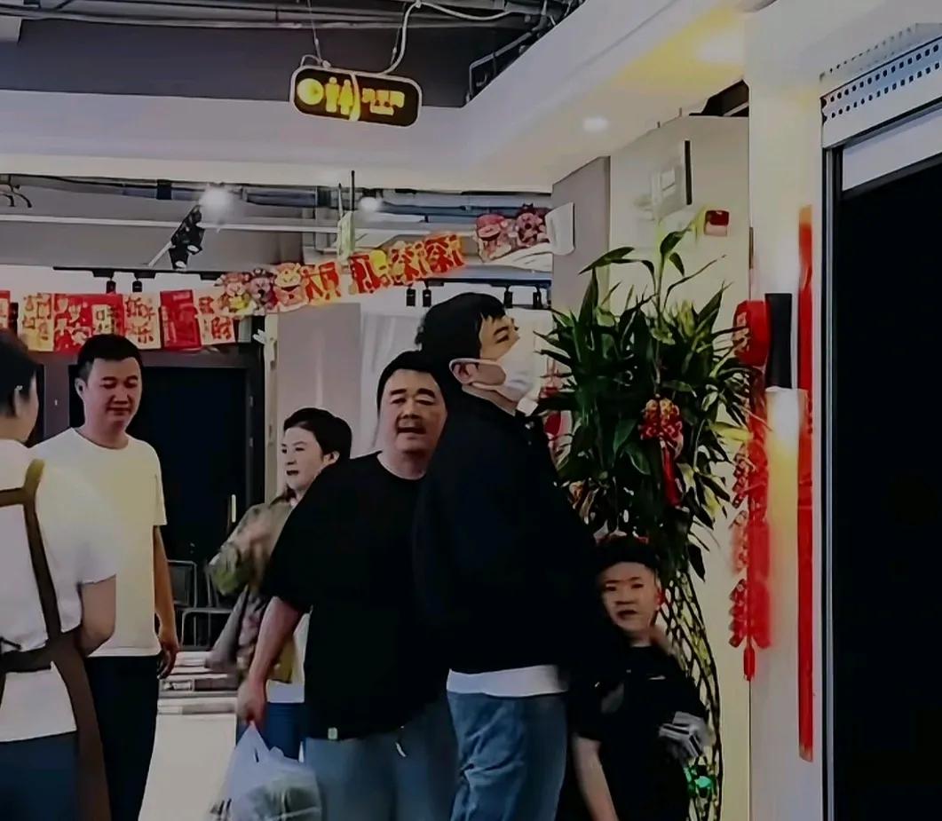 沈腾儿子肉呼呼的，挺可爱这应该是家庭聚会吧他老婆也在后面很多网友不理