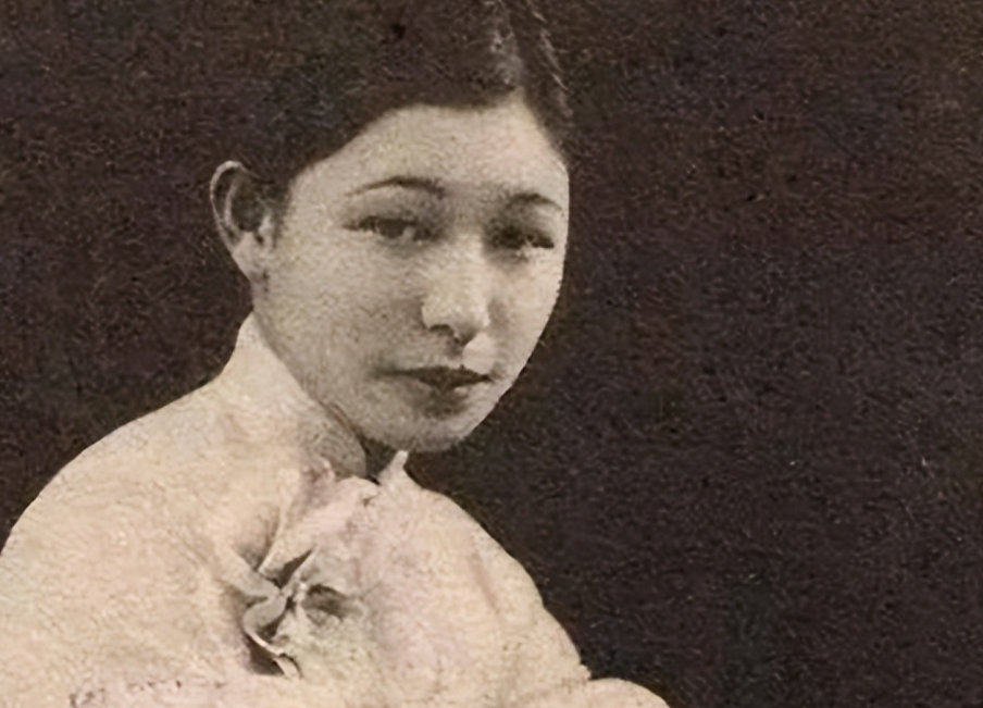 1943年，郭婉莹难产住院，可他的丈夫却在寡妇家过夜。出院后，郭婉莹梳洗打扮一番