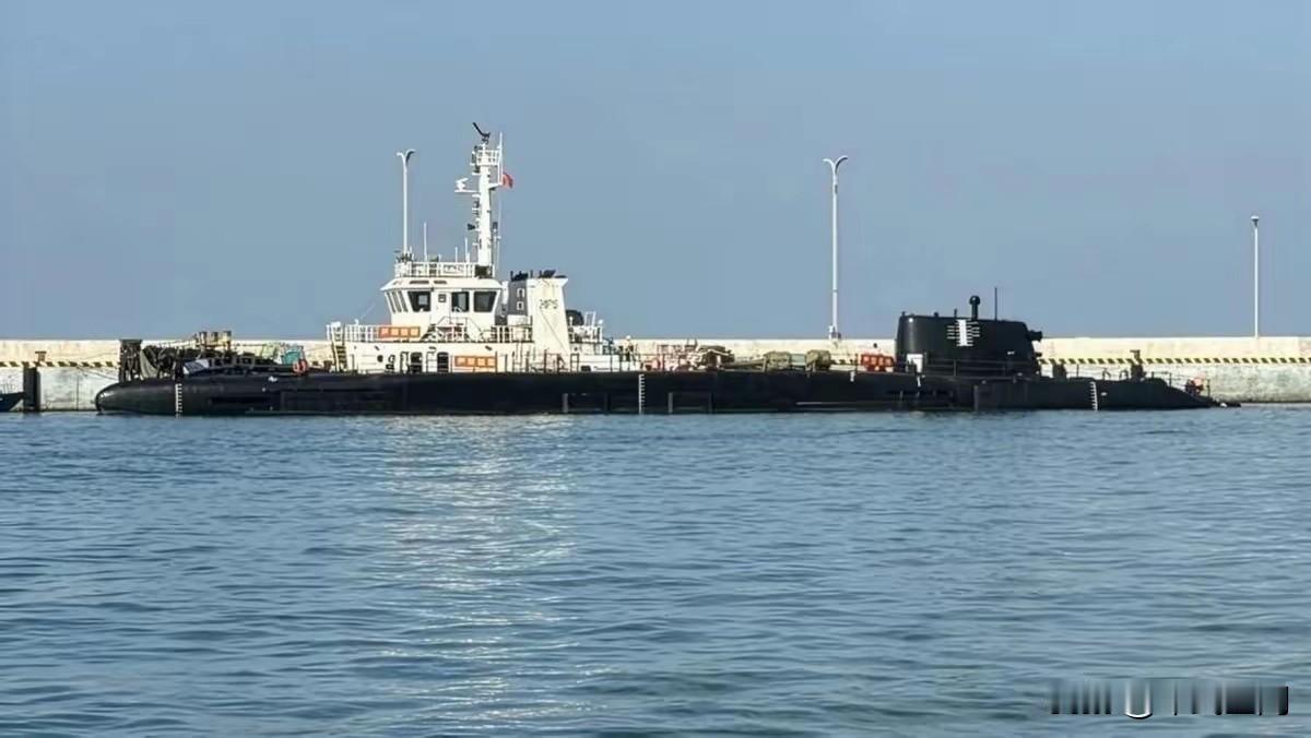 一艘疑似半潜三体武库舰曝光，将改变海战格局。据外媒报道，广州某造船厂疑似发现一