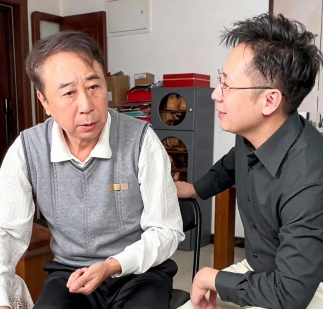 冯开诚：爸，我这辈子大概率就专注事业了，不打算结婚生子。冯巩：哈哈，那敢情好，