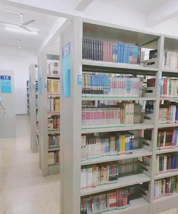 著名作家梁晓声对解放后到改革开放前这一阶段的生活予以猛烈批判，主要是嫌那个时期太