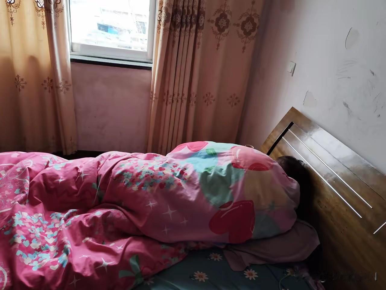 人活着，各有各的活法，老话都说鸭子不撒尿，各有各的出路。我们小区里就有这么一个