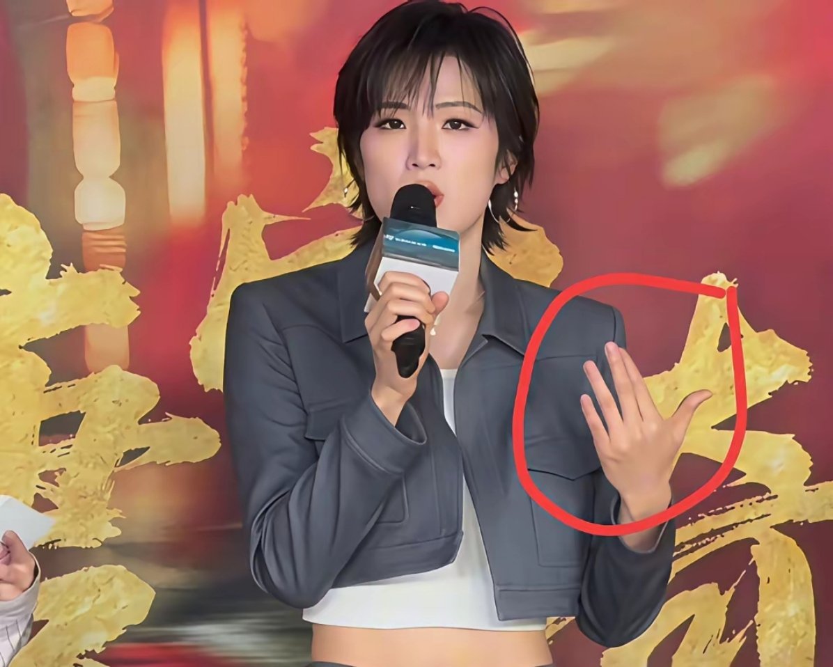 姚安娜竟然没有做美甲，有点意外。难道是从小管的严格吗？