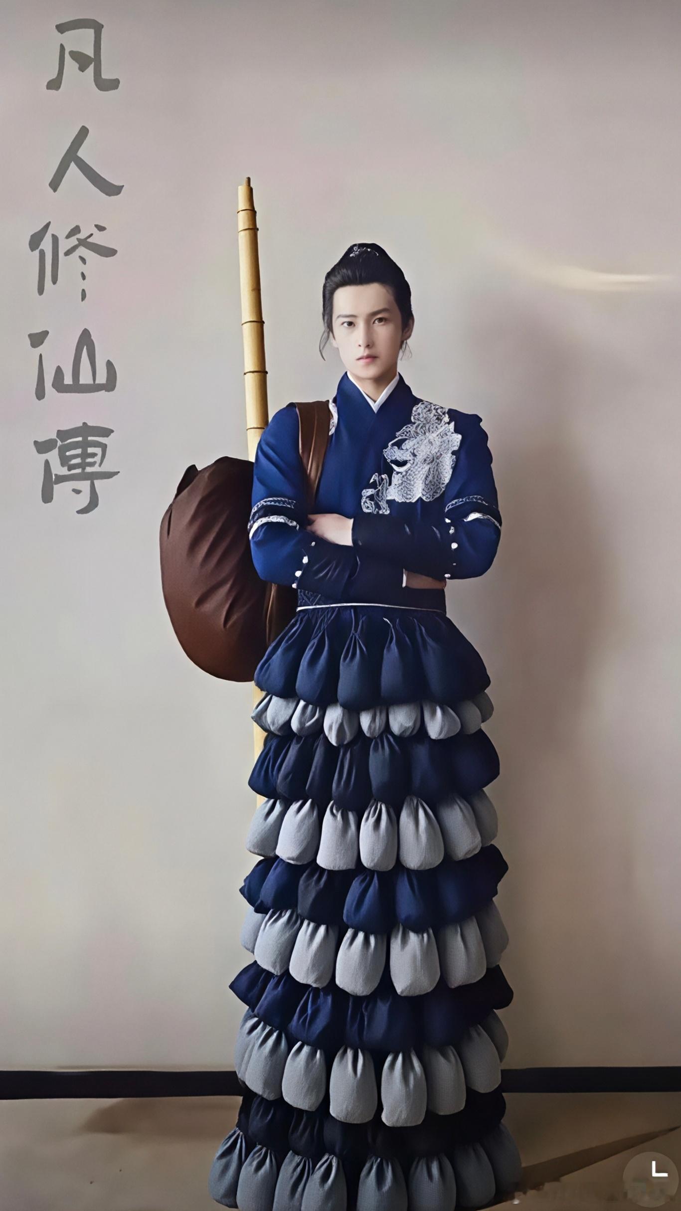 交流群里一位书友讲《凡人修仙传》里韩立的造型应该是这样的。因为韩立随身携带几十万