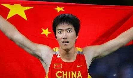 刘翔上海体育局退役11年后，刘翔突遭上海体育局“买断或当教练”的二选一抉择，瞬