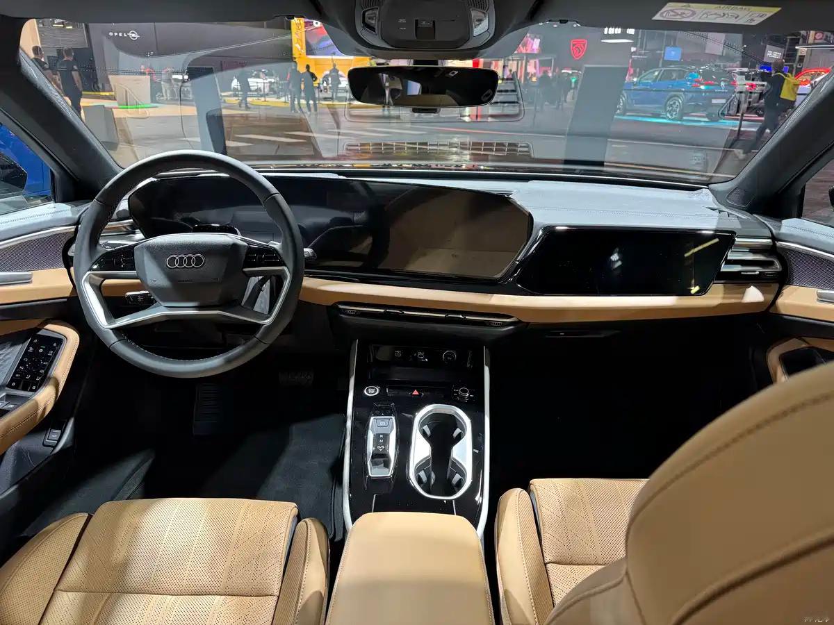 #2026巴黎车展#【#全新奥迪A6allroad首发#】新车定位中大型跨界旅行车，采用奥迪家族最新