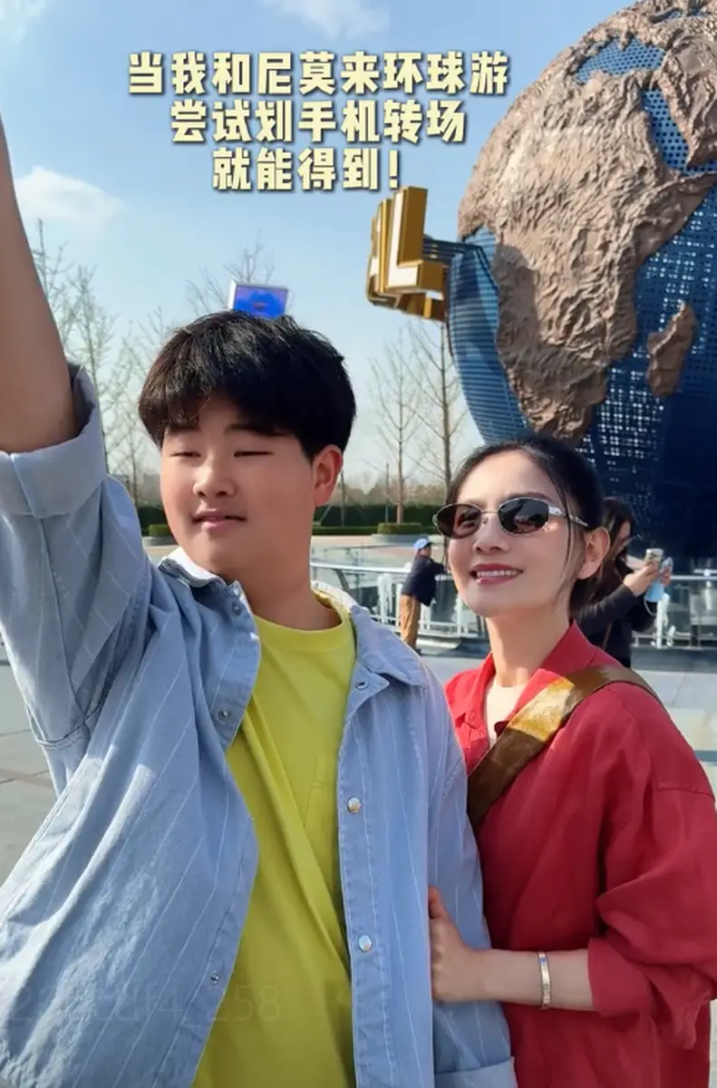 胡可带二儿子环球影城游玩小鱼儿亲吻妈妈脸颊感情超好