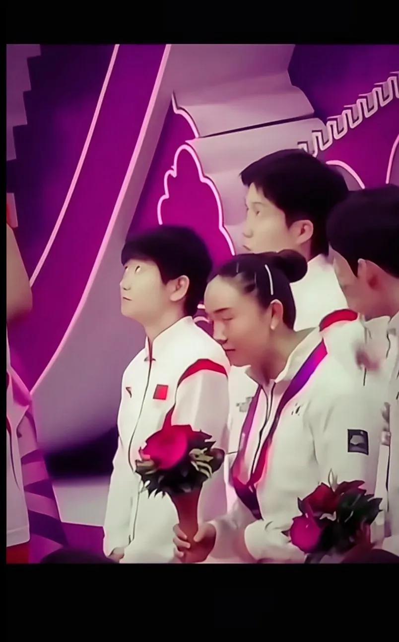 那为什么莎莎旁边那个女的看着王楚钦，然后王楚钦就对她笑头哥那个笑好好看，好温柔