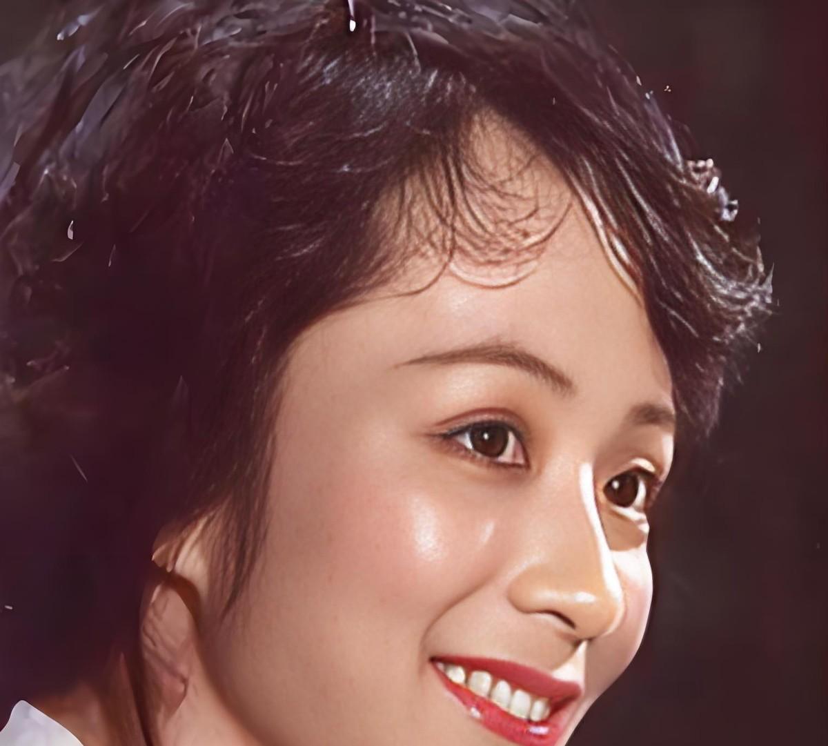 歌唱家谢莉斯1997年五十岁时确诊多发性腔隙性脑梗塞，医生说她的脑功能已经像八十