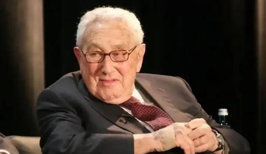 一旦中美开战，美军将全面轰炸中国？100岁的基辛格早就发出过警告：“美国盟友再多