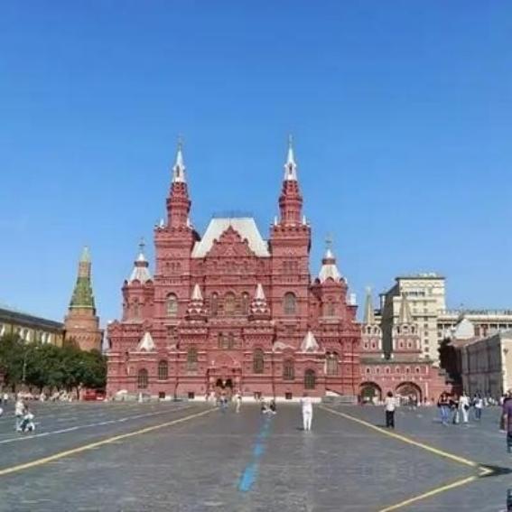 中俄的基本国情是不同的。俄罗斯不缺粮食，不缺能源，关起门来是可以过日子的，而且它