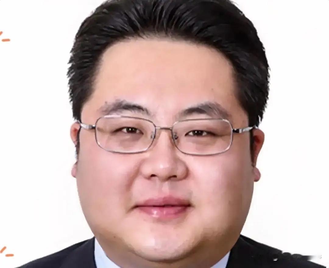 刚看到消息，平谷区人大主任刘震落马了，心里五味杂陈。翻看他的履历，简直是教科书级别的“仕途坦途”。从