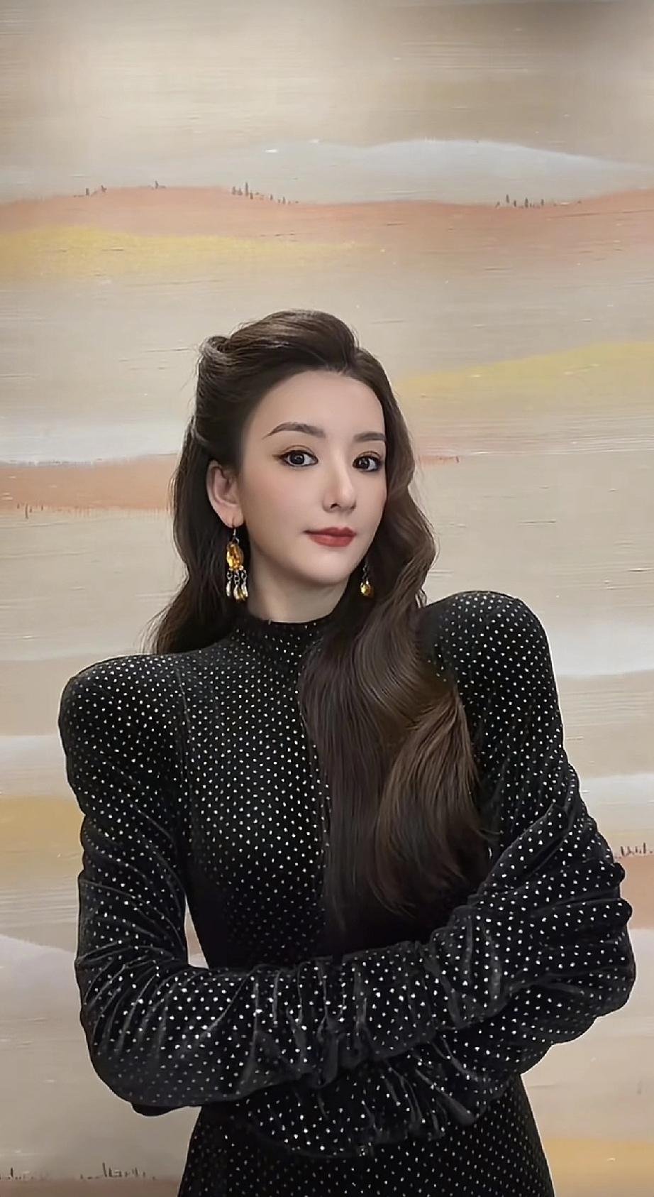 方媛这么爱出镜，又拍大片了，拼命P图成御姐，实际上素颜还是黄脸婆!3月13日