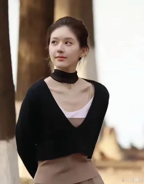 我一直以为衣服是镂空的，原来是叠穿，还是三层。​​​