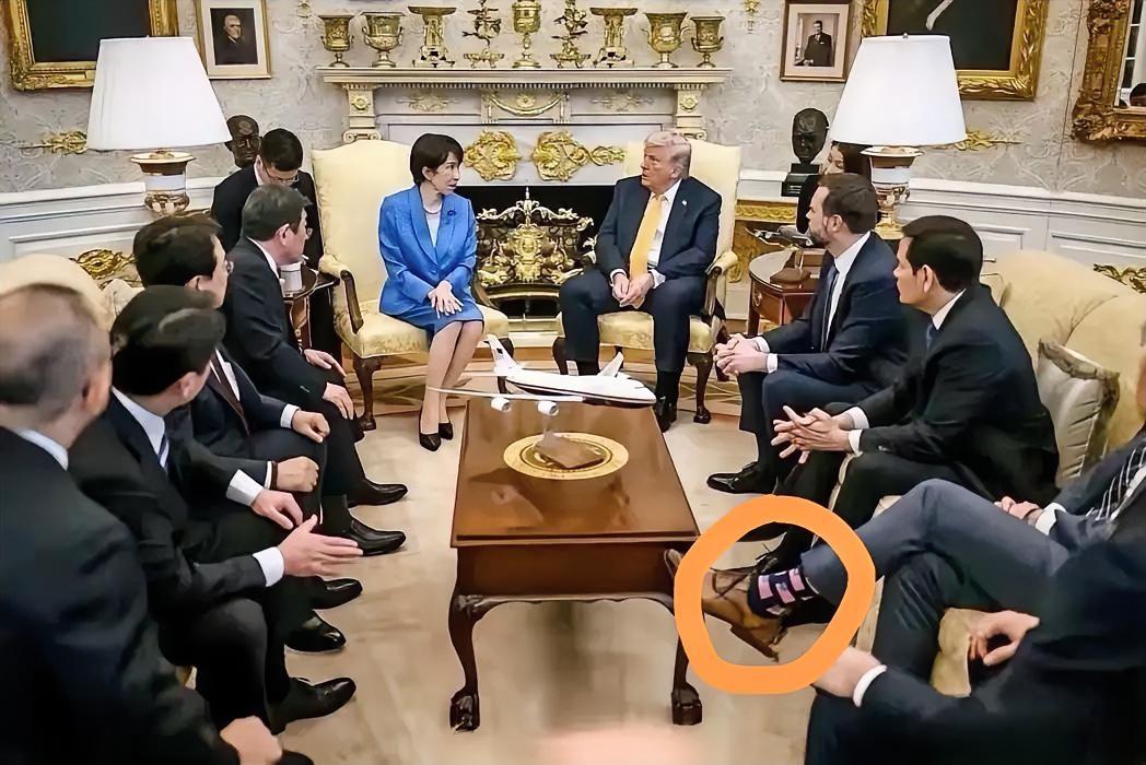 特朗普会见到访的高市早苗，在白宫狭窄的会客室内挤着近十号人，一个个都正襟危坐，唯