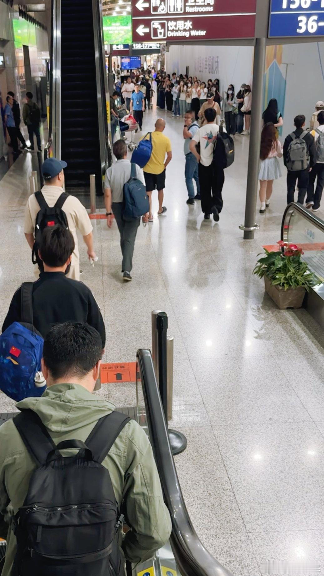 在成都双流机场，出休息室准备登机，电梯下面围了好多举着手机的女生，第一反应是有明