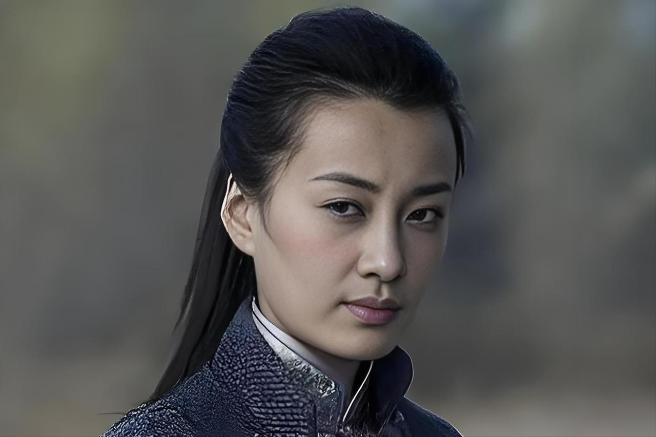 1943年，湘西女土匪吕芪见很多男人垂涎自己的美貌，便当众放出一句狠话：