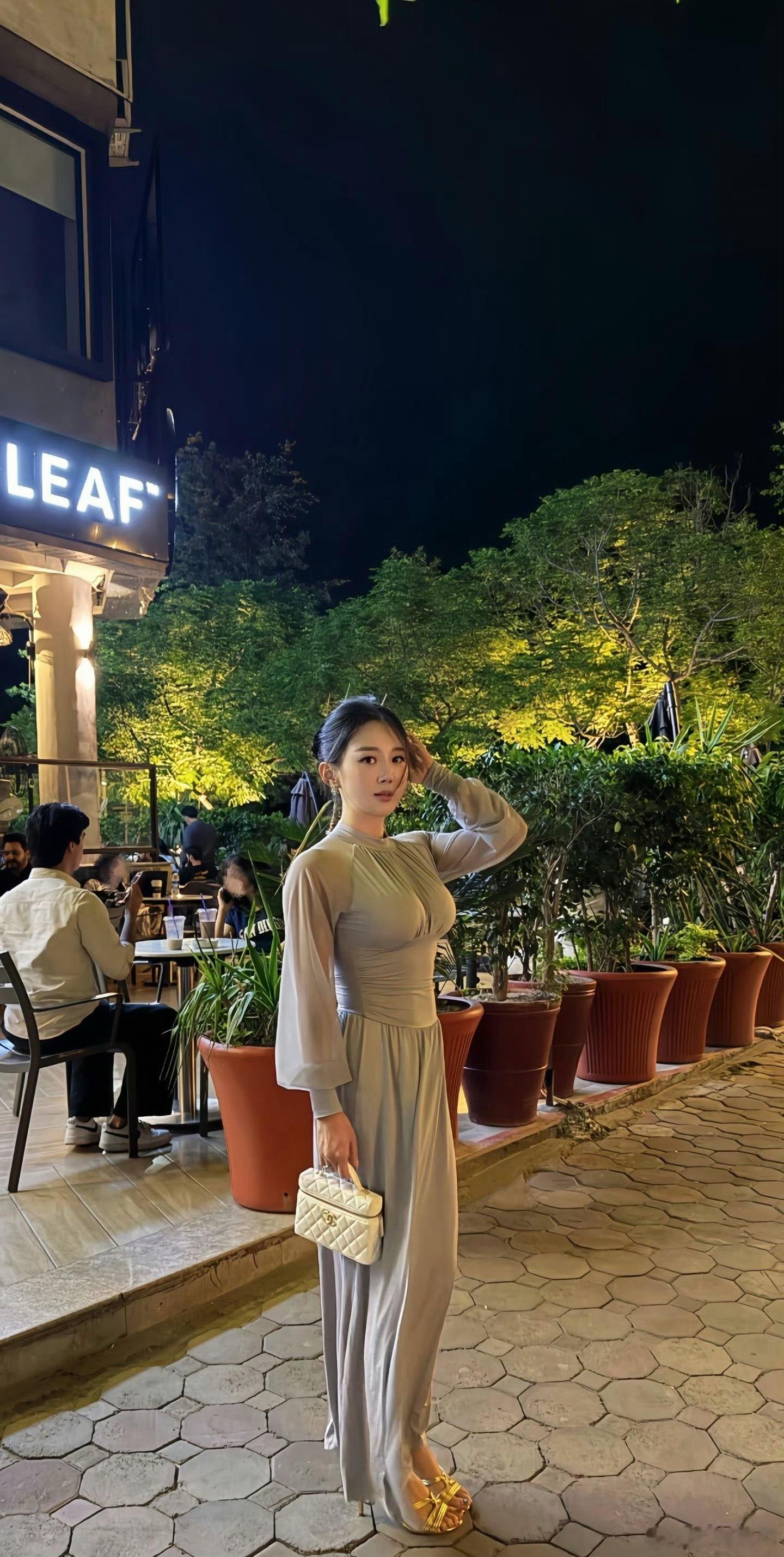 刚吃完宵夜，到外面吹吹晚风！！