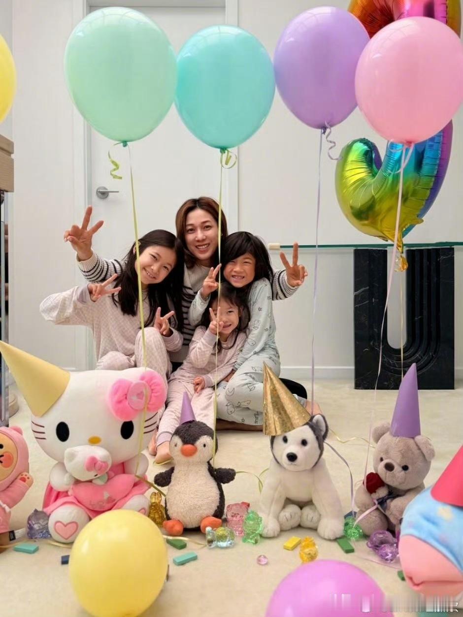 回归家庭的女明星突然复出工作，不是婚姻出问题，就是经济出问题。这个定律好像一