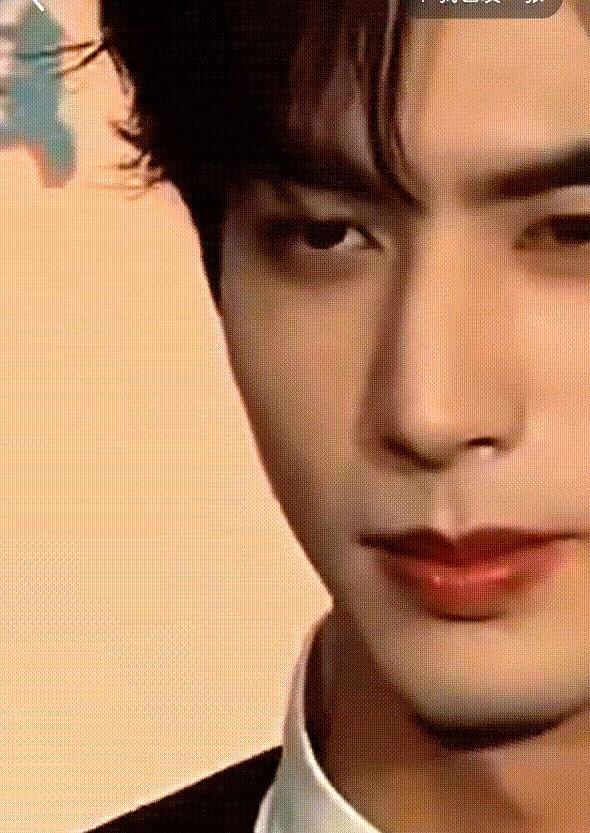 庆功宴上，宋威龙盯着赵今麦，突然就哭了。你可能以为是演戏，但导演一句话戳破