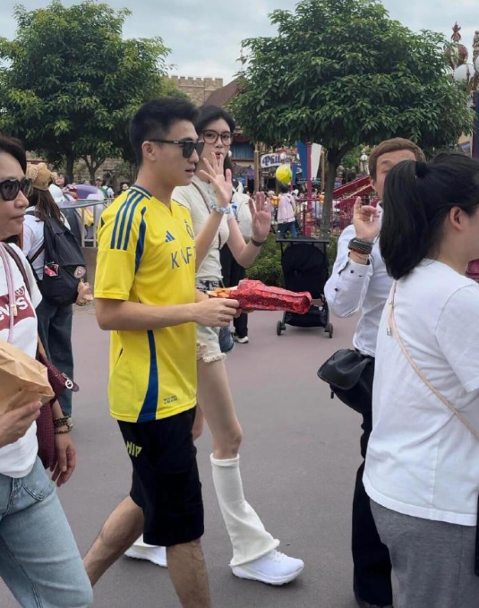 天…天呐，突然对漂亮产生了嫉妒……小明本人比照片美得多，真不敢相信这是生过娃的女