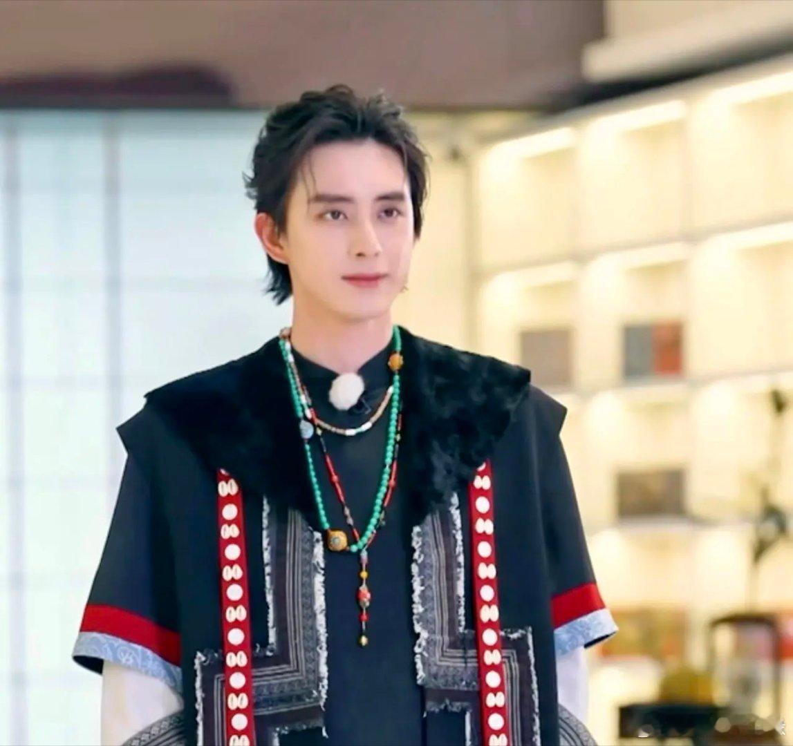 敖瑞鹏请把背头焊死敖瑞鹏在《奔跑吧·天路篇》中以背头造型搭配珞巴族改良服饰惊艳亮