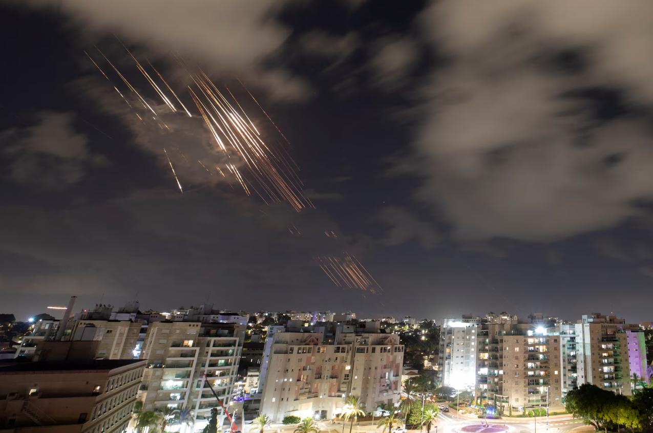 伊朗重型导弹从天而降，空中分裂出80个弹头，如火雨般砸向以色列 战争进入第7