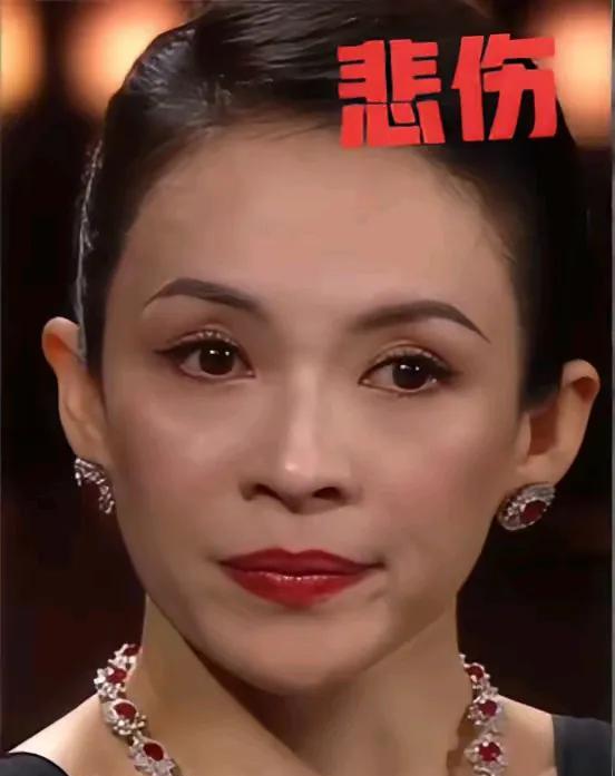 章子怡在红毯上摔倒了，真的好让人心疼。好多人都说因为她穿的鞋子太高了，又搭配个长