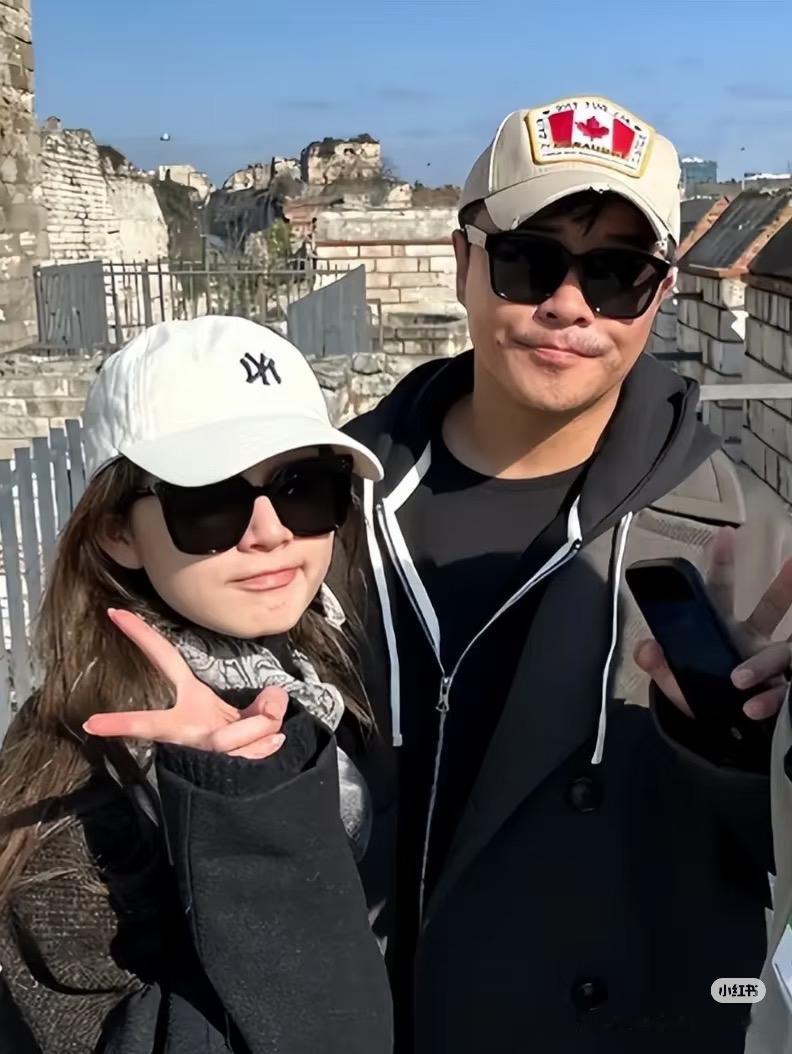 佟丽娅是娱乐圈最体面的前妻了陈思诚公开晒小21岁的女友，99年的女友是越南混血
